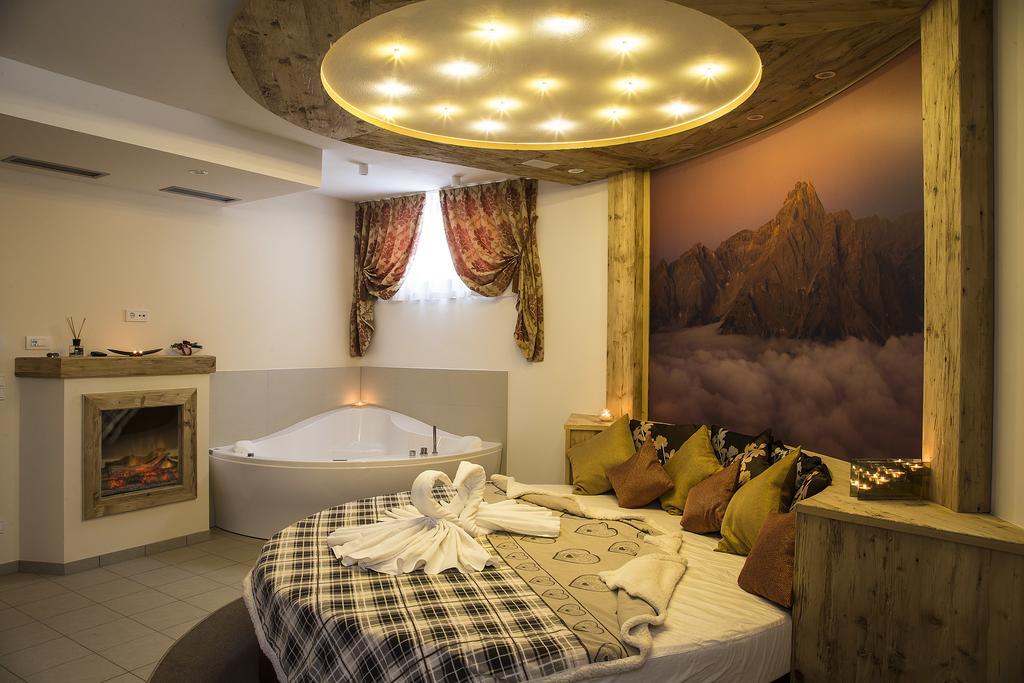 Hotel Tschurtschenthaler Dobbiaco Esterno foto